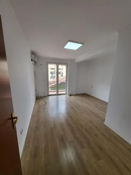 Tirane, jepet me qera apartament 2+1+Ballkon, Kati 2, 100 m² 600 € (rruga Muhamet Gjollesha)