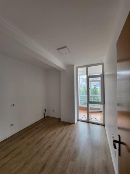 Tirane, jepet me qera apartament 2+1+Ballkon, Kati 2, 100 m² 600 € (rruga Muhamet Gjollesha)