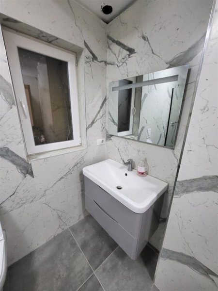 Tirane, jepet me qera apartament 2+1+Ballkon, Kati 2, 100 m² 600 € (rruga Muhamet Gjollesha)