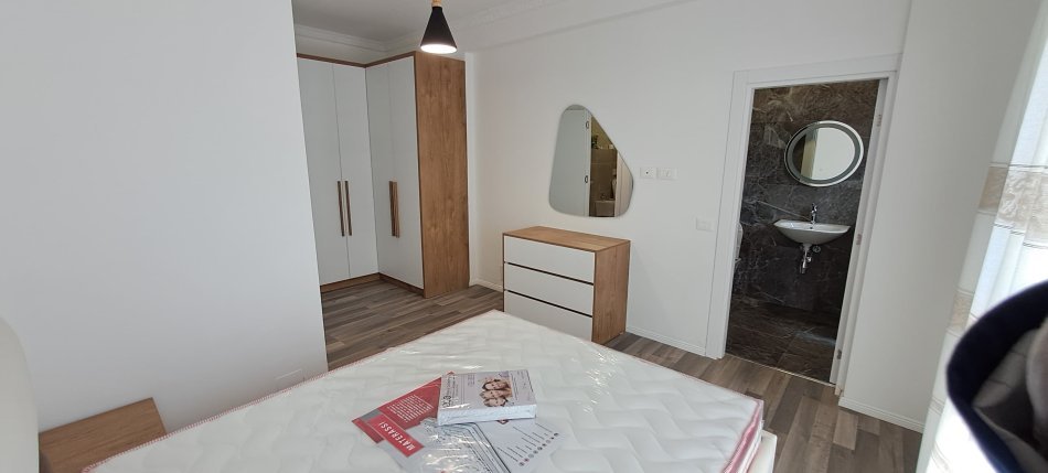 Tirane, jepet me qera apartament 2+1, Kati 5, 115 m² 750 € (Rruga e Dibres)