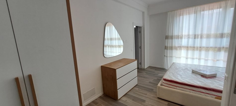 Tirane, jepet me qera apartament 2+1, Kati 5, 115 m² 750 € (Rruga e Dibres)