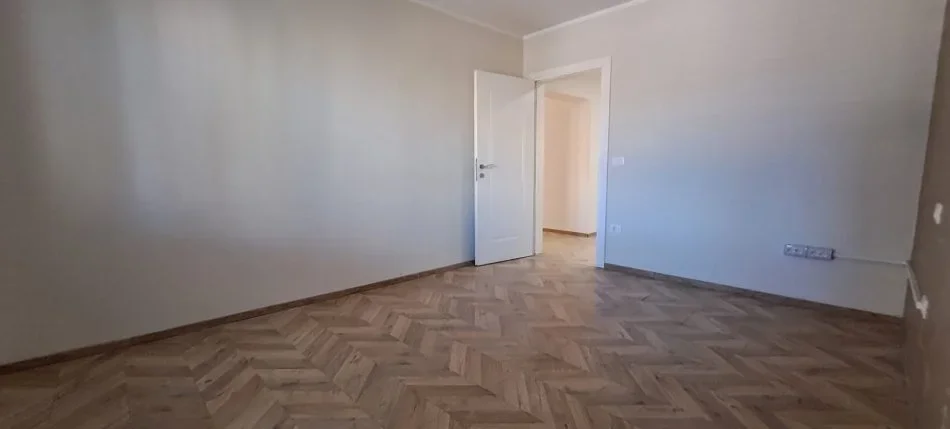 Tirane, jepet me qera apartament 1+1, Kati 2, 60 m² 500 € (Rruga: Komuna e Parisit)