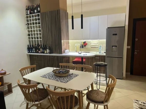 Tirane, jepet me qera apartament 1+1+Ballkon, Kati 2, 70 m² 680 € (komuna e parisit)