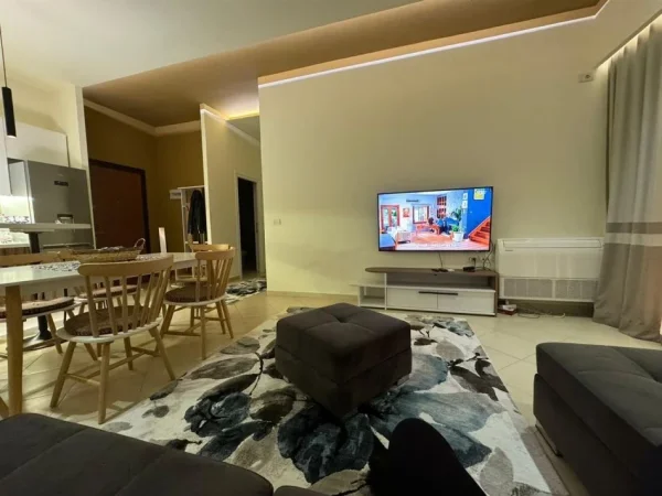 Tirane, jepet me qera apartament 1+1+Ballkon, Kati 2, 70 m² 680 € (komuna e parisit)