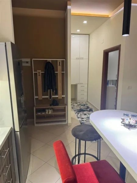 Tirane, jepet me qera apartament 1+1+Ballkon, Kati 2, 70 m² 680 € (komuna e parisit)