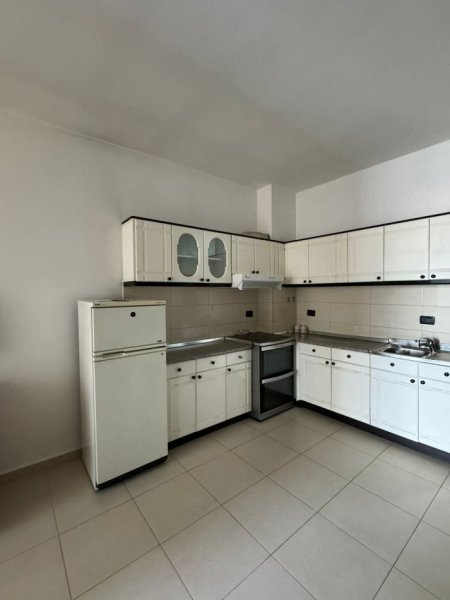 Tirane, jepet me qera apartament 2+1, Kati 8, 85 m² 340 € (Yzberisht ,prane palestres unik)