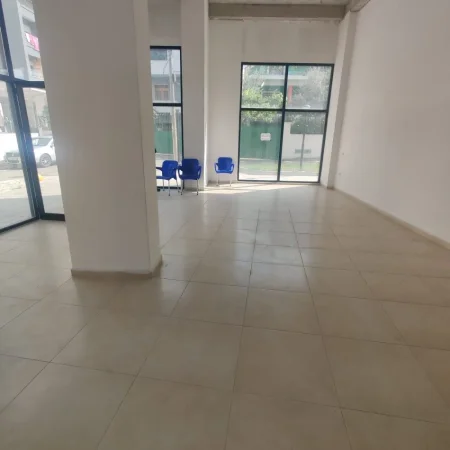 Tirane, jepet me qera ambjent biznesi , , 70 m² 500 € (KRISTAL CENTER)