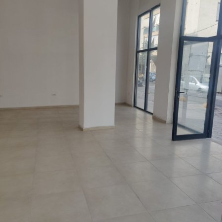 Tirane, jepet me qera ambjent biznesi , , 70 m² 500 € (KRISTAL CENTER)