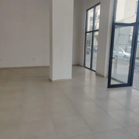 Tirane, jepet me qera ambjent biznesi , , 70 m² 500 € (KRISTAL CENTER)