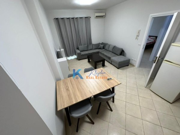 Tirane, jepet me qera apartament 1+1+Ballkon, Kati 5, 60 m² 450 € (Komuna e Parisit)