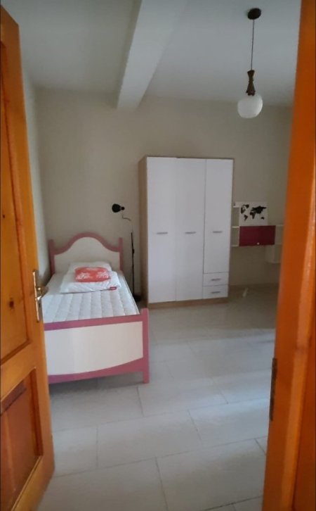 Tirane, jepet me qera Vile 3 Katshe, Kati 1, 400 m² 1,300 € (don bosko)