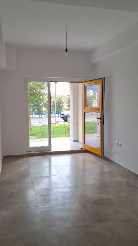 Tirane, ambjent biznesi , Kati 1, 33 m² 300 € 