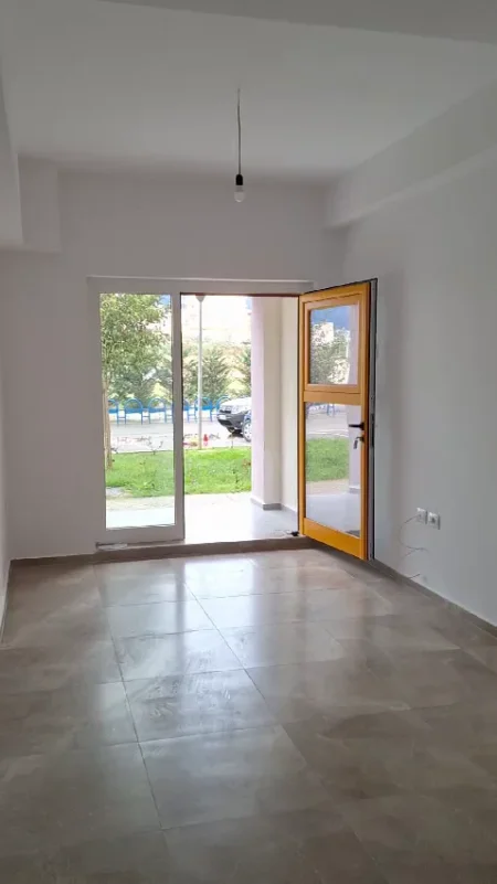 Tirane, ambjent biznesi , Kati 1, 33 m² 300 € 