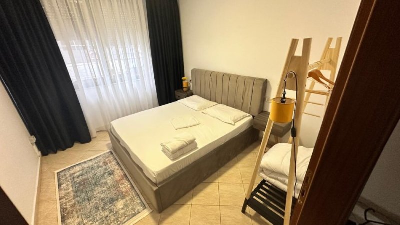 Tirane, jepet me qera apartament 1+1, Kati 1, 40 € (Rruga Tafaj)