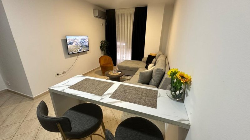 Tirane, jepet me qera apartament 1+1, Kati 1, 40 € (Rruga Tafaj)