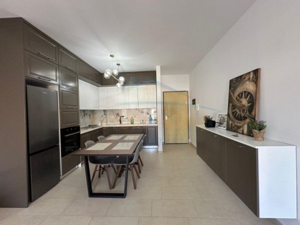Tirane, jepet me qera apartament 3+1+Ballkon, Kati 6, 120 m² 500 € (Unaza e Re)