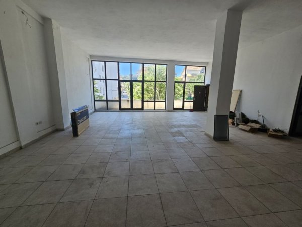 Durres, jepet me qera ambjent biznesi , , 174 m² 800 € (Spitali, Durres)