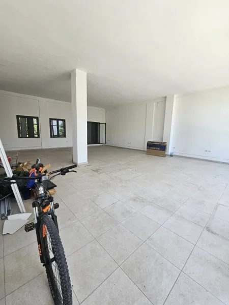 Durres, jepet me qera ambjent biznesi , , 174 m² 800 € (Spitali, Durres)