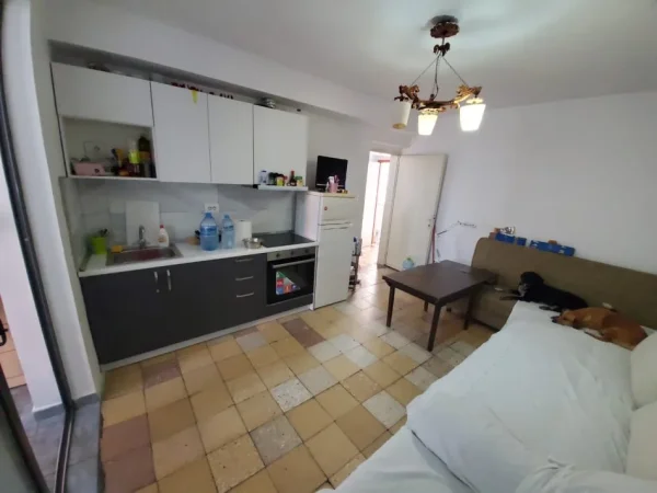 Tirane, jepet me qera apartament 1+1, Kati 5, 50 m² 350 € te Brryli