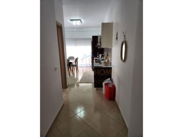 Tirane, jepet me qera 1+1, , 70 m² 400 € (fresk)