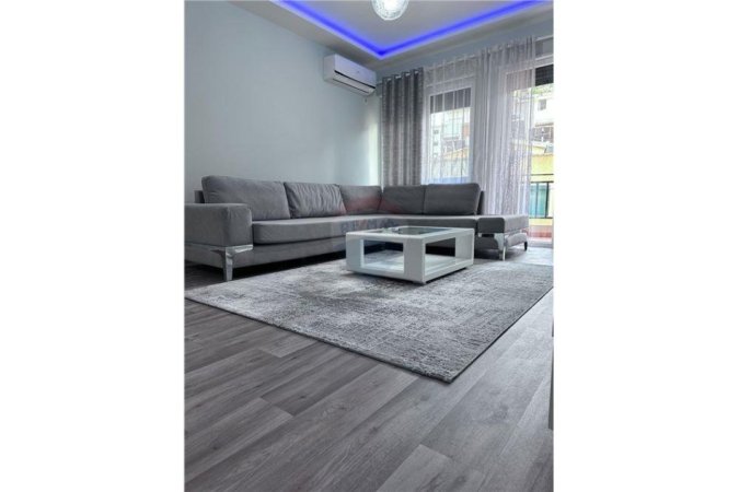 Tirane, jepet me qera apartament 3+1, , 125 m² 650 € (Komuna e Parisit)