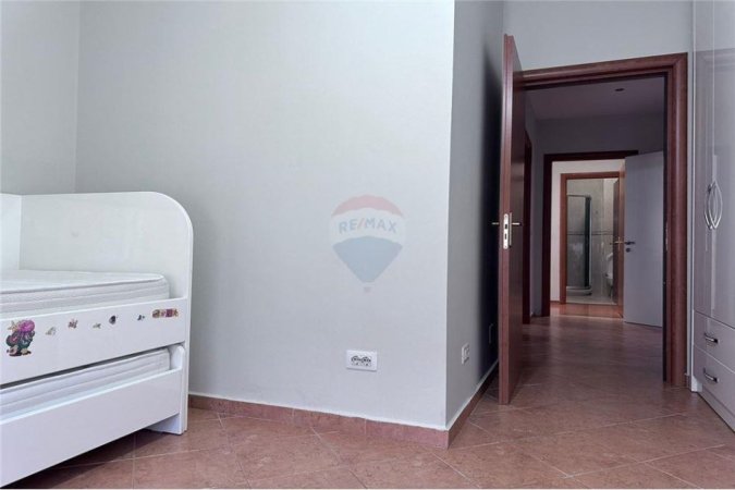 Tirane, jepet me qera apartament 3+1, , 125 m² 650 € (Komuna e Parisit)