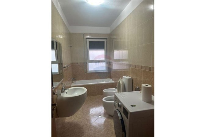 Tirane, jepet me qera apartament 3+1, , 125 m² 650 € (Komuna e Parisit)