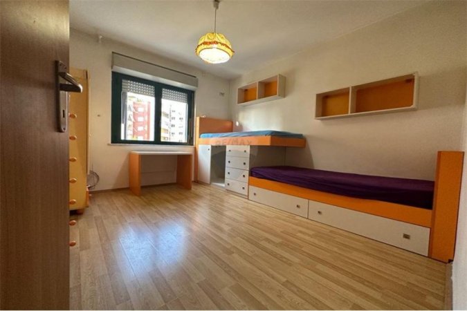 Tirane, jepet me qera apartament 3+1+Aneks+Ballkon, Kati 2, 140 m² 900€ (Zogu i zi - Perball Ring Center)