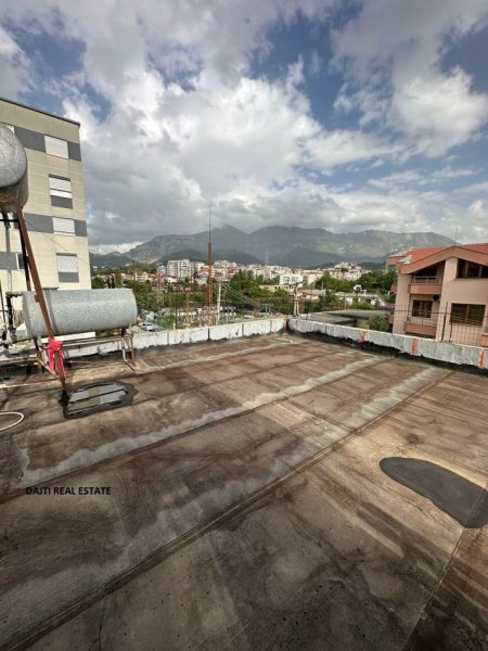 Tirane, shes shtepi 3+1+Aneks+Ballkon, Kati 3, 110 m² (Perball Kinostudios,Tirane)