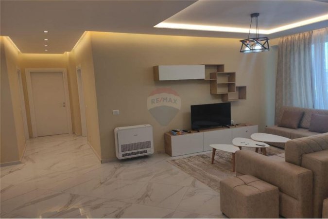 Tirane, jepet me qera apartament 1+1, Kati 8, 90 m² 580 € (fusha e aviacionit)