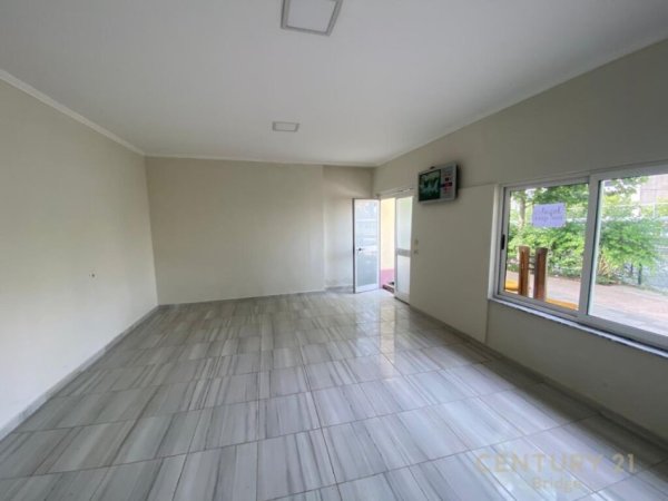 Tirane, jepet me qera ambjent biznesi , , 42 m² 350 € (ish tregu ushqimor)