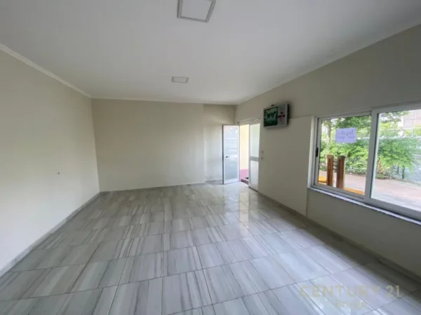 Tirane, jepet me qera ambjent biznesi , , 42 m² 350 € (ish tregu ushqimor)