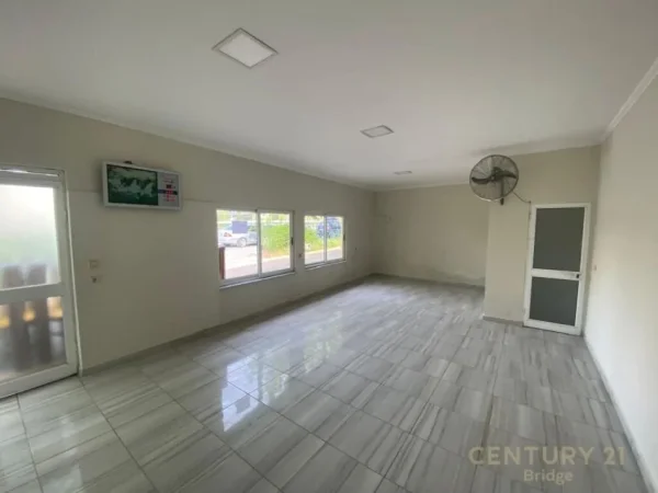Tirane, jepet me qera ambjent biznesi , , 42 m² 350 € (ish tregu ushqimor)
