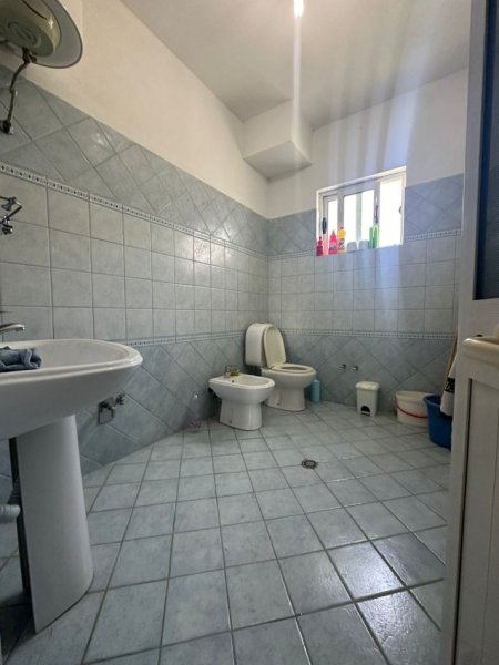 Tirane, jepet me qera apartament 3+1+Ballkon, Kati 2, 120 m² 400 € (Rruga Jahja Ballhysa)