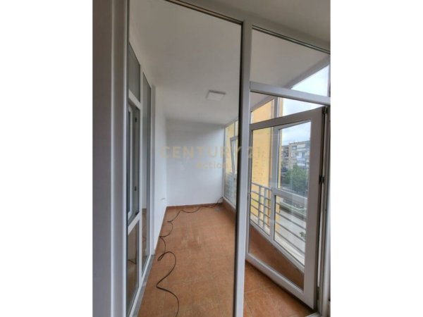 Tirane, jepet me qera apartament 2+1, Kati 2, 600 m² (21 dhjetori)