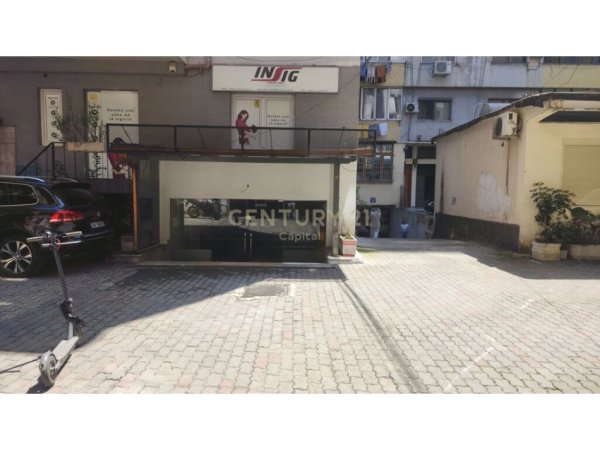 Tirane, shitet ambjent biznesi , , 110 m² 375,000 € (ish blloku)