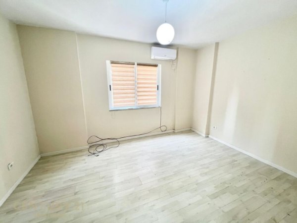 Tirane, jepet me qera zyre , Kati 2, 129 m² 750 € (rruga e elbasanit)