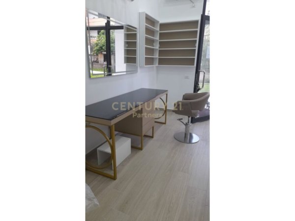 Tirane, jepet me qera dyqan , , 25 m² 260 € (sauk i vjeter)