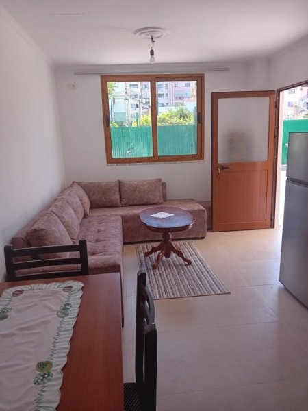 Tirane, jepet me qera shtepi 1+1, Kati 1, 40 m² 300 € (Rruga 5 Maji)