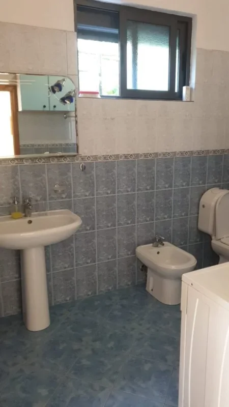 Tirane, jepet me qera Vile 3+1+Ballkon, Kati 1, 100 m² 350 € (Rruga Hasan Meniku)