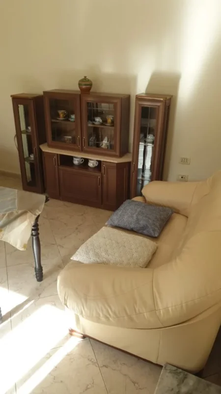 Tirane, jepet me qera Vile 3+1+Ballkon, Kati 1, 100 m² 350 € (Rruga Hasan Meniku)