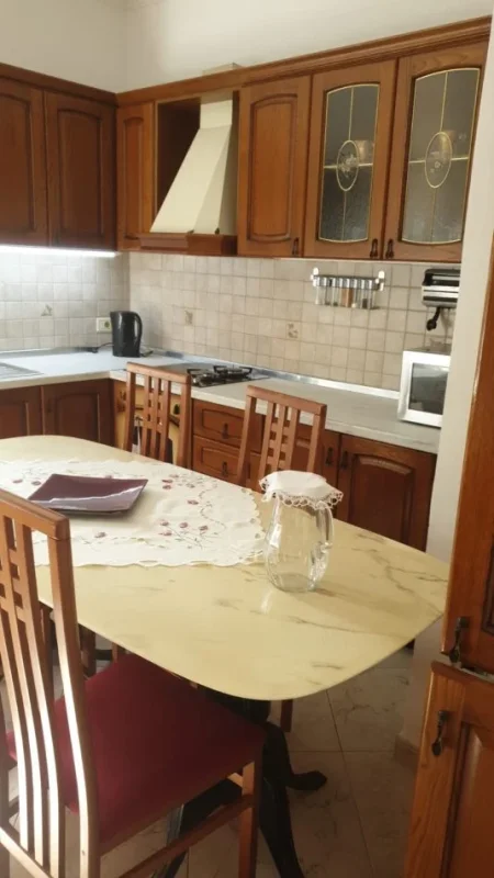 Tirane, jepet me qera Vile 3+1+Ballkon, Kati 1, 100 m² 350 € (Rruga Hasan Meniku)