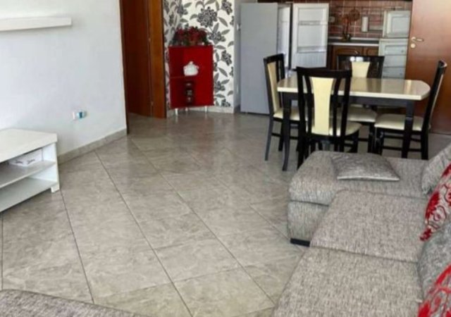 Tirane, ndarje qeraje me vajze apartament 2+1+Ballkon, Kati 5, 105 m² 500 € (21 dhjetori)