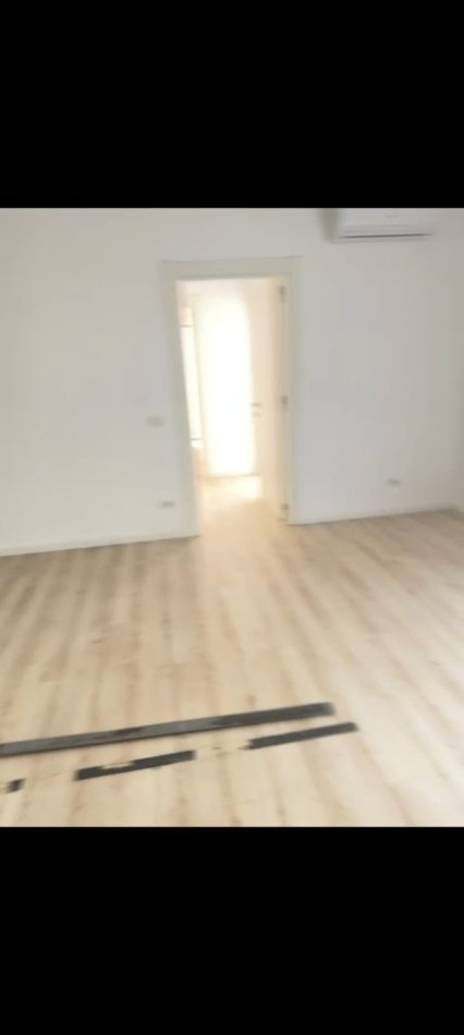 Tirane, jepet me qera ambjent biznesi , Kati 5, 105 m² 900 € (Ish Ekspozita)