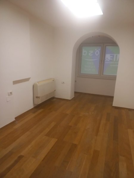 Tirane, jepet me qera zyre , Kati 2, 90 m² 600 € (Sheshi Willson)