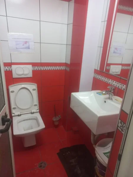 Tirane, jepet me qera zyre , Kati 2, 90 m² 600 € (Sheshi Willson)
