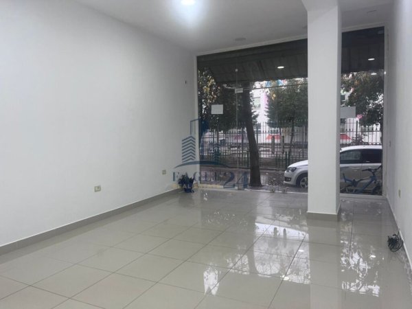 Tirane, jepet me qera ambjent biznesi , , 40 m² 400 € (Pran Brrylit)