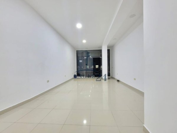 Tirane, jepet me qera ambjent biznesi , , 40 m² 400 € (Pran Brrylit)