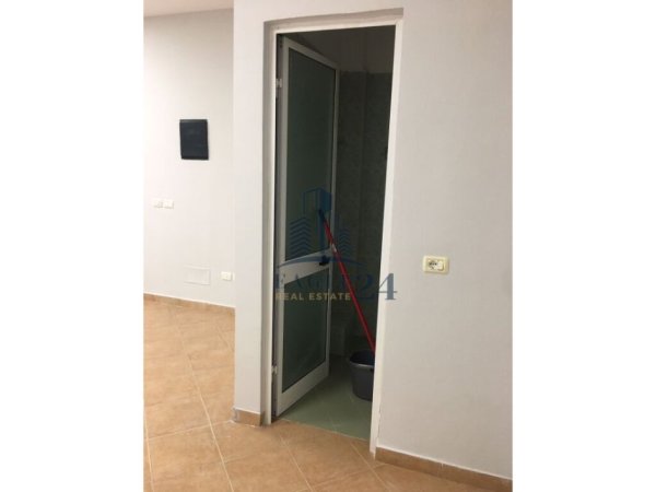 Tirane, jepet me qera ambjent biznesi , , 55 m² 400 € (Rruga Kavajes)