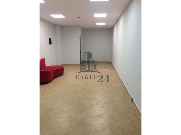 Tirane, jepet me qera ambjent biznesi , , 55 m² 400 € (Rruga Kavajes)